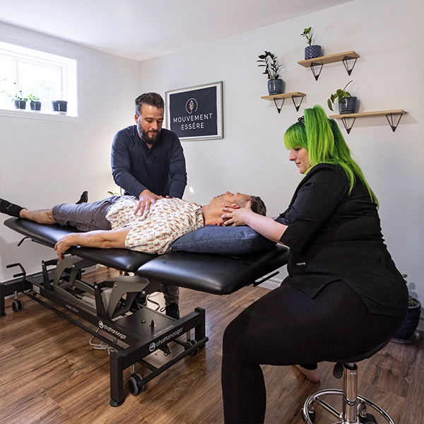 Fanny Lapierre, massothérapeute, et Samuel Brière, ostéopathe chez Mouvement Essĕre, pratiquent un soin combiné de massothérapie et d'ostéopathie.