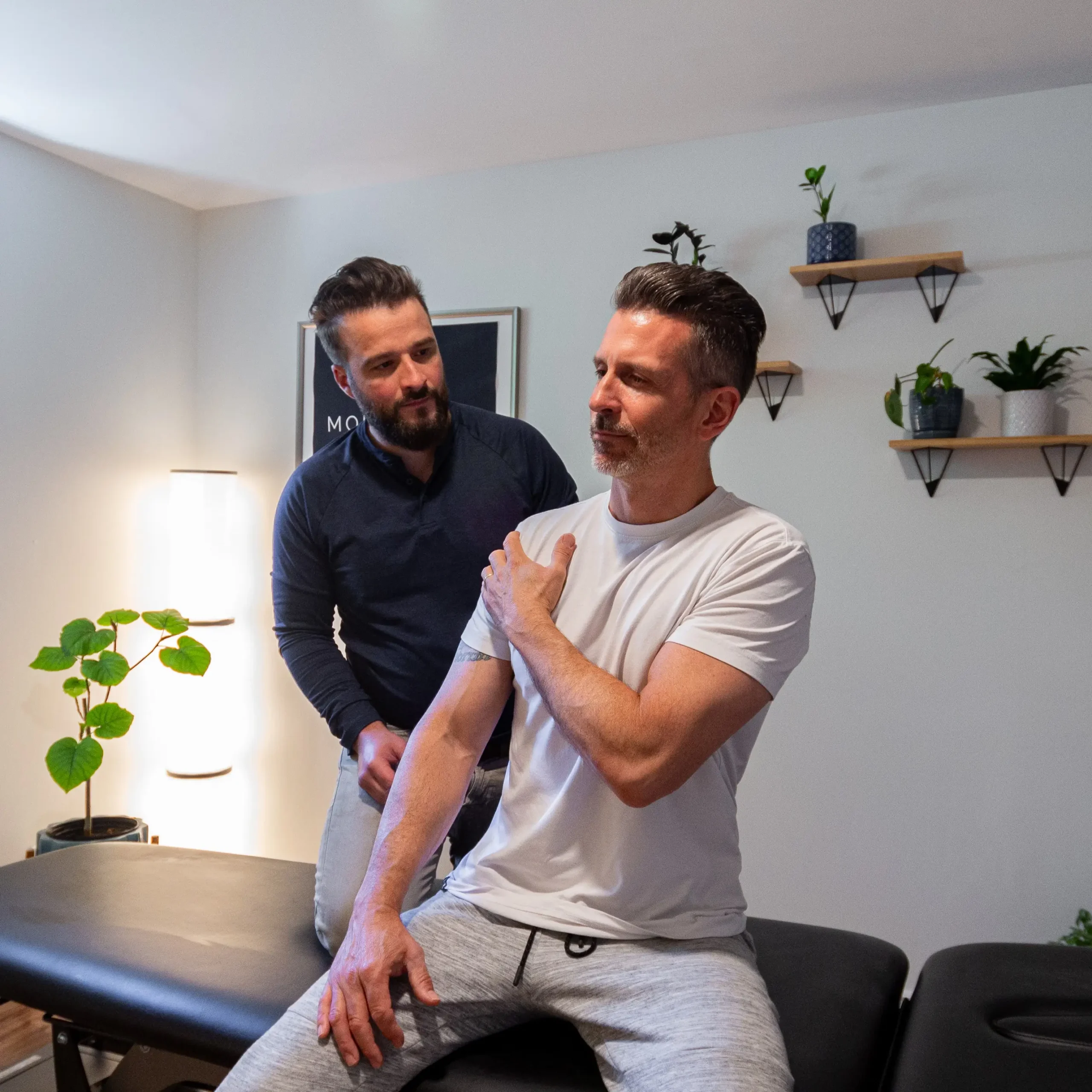 Ostéopathe à Blainville traitant un client pour des douleurs chroniques à l'épaule chez Mouvement Essĕre.