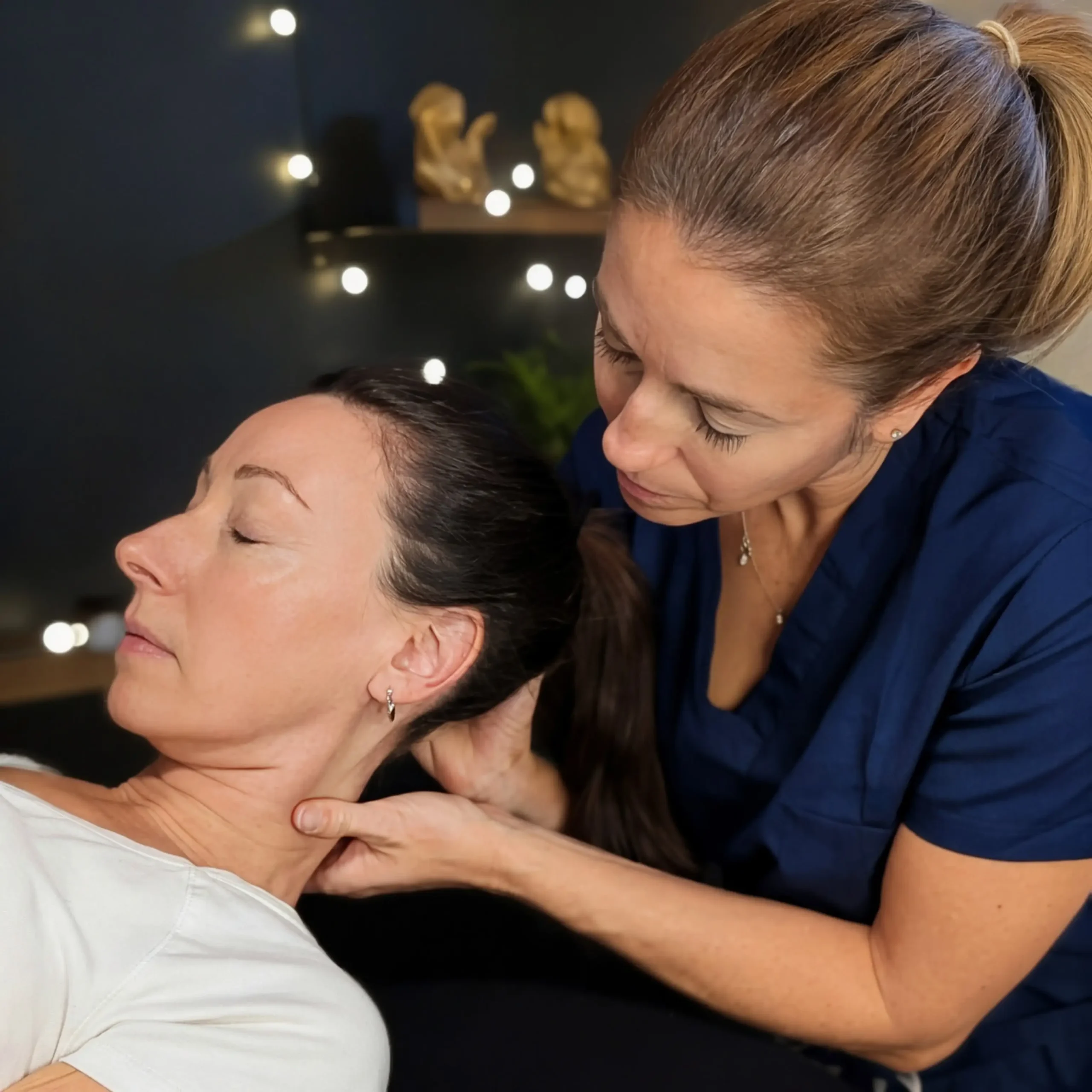 Ariane Darche effectuant un soin de massothérapie thérapeutique chez Mouvement Essĕre pour le bien-être.