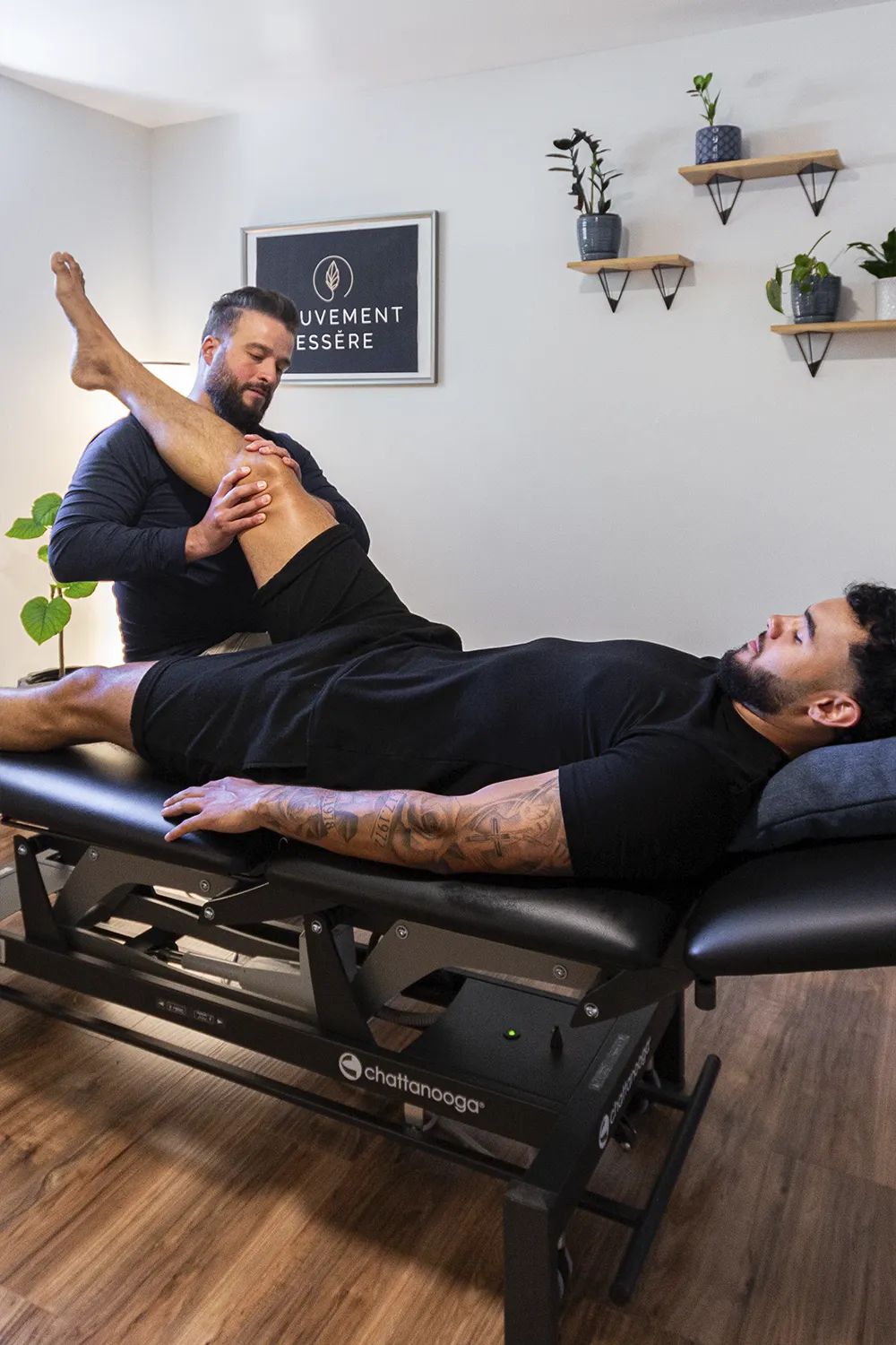 Samuel Brière, ostéopathe sportif chez Mouvement Essĕre à Blainville, effectuant une mobilisation du genou sur un athlète.