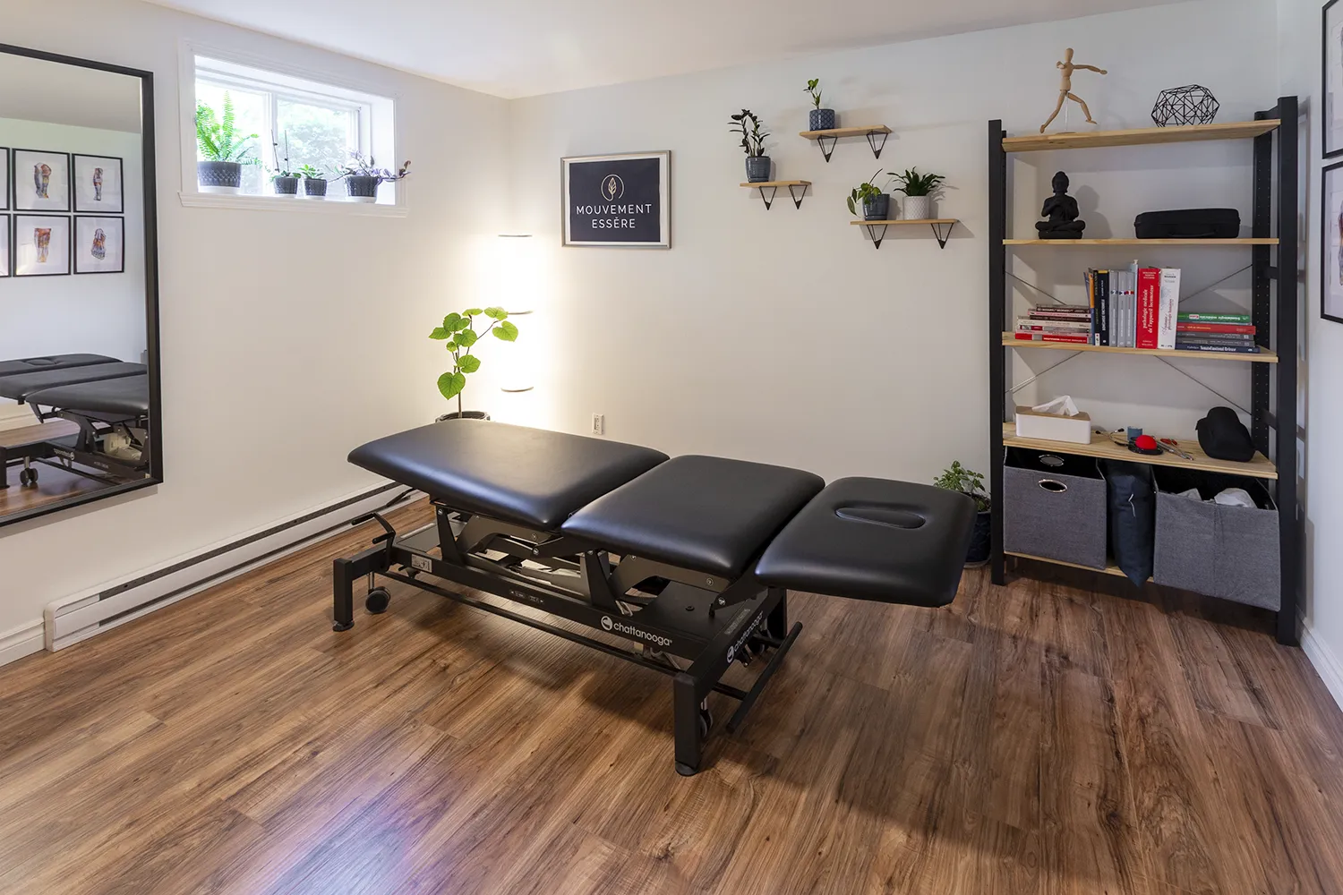 Espace de consultation lumineux et professionnel chez Mouvement Essĕre à Blainville