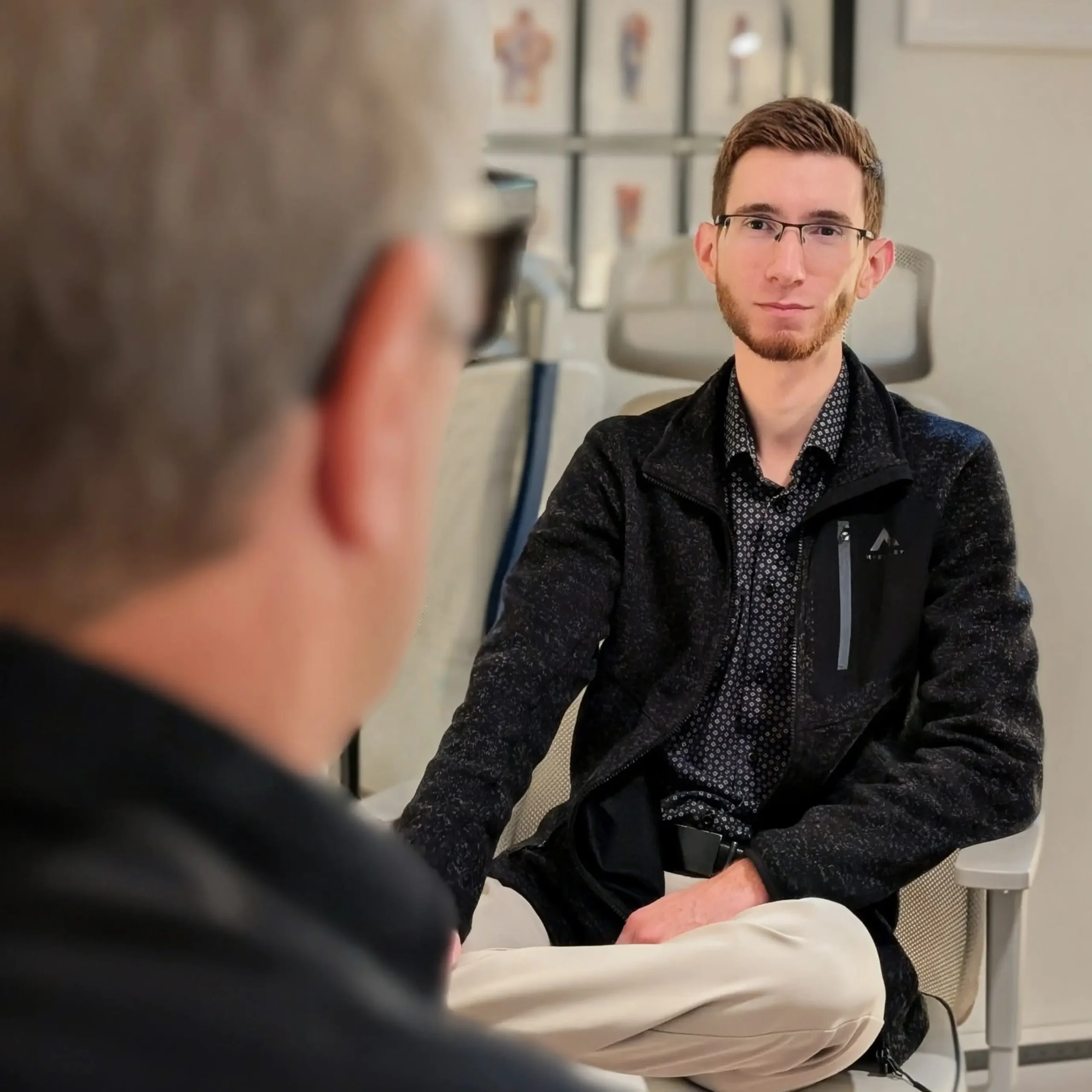 Joël Bérubé, thérapeute chez Mouvement Essĕre à Blainville, en cours de consultation avec un client.