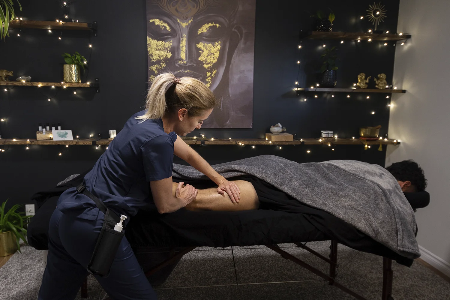 Ariane Darche effectuant un soin de massothérapie thérapeutique chez Mouvement Essĕre.