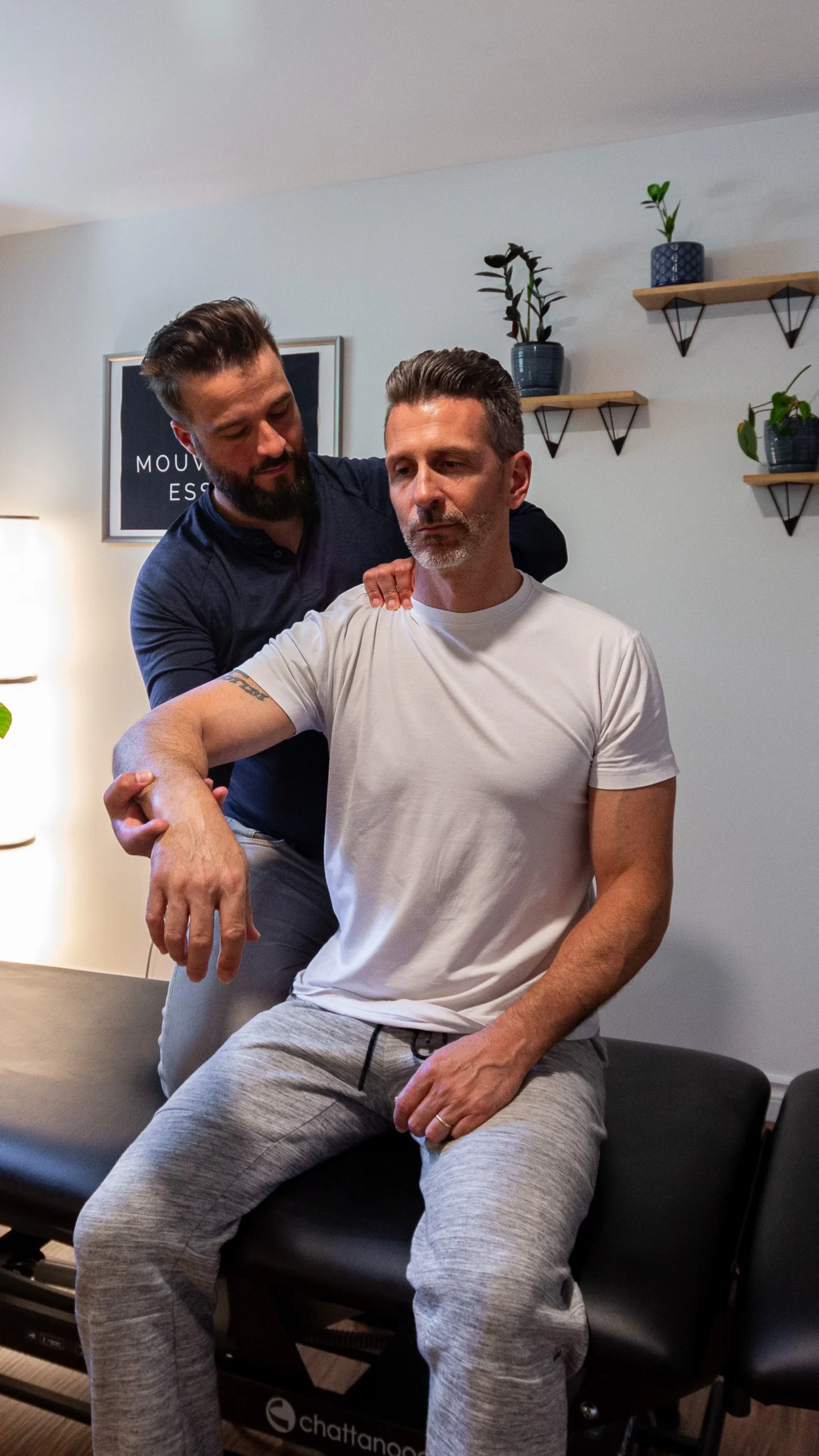Samuel Brière, ostéopathe chez Mouvement Essĕre, effectuant une technique de mobilisation de l'épaule pour un patient actif à Blainville.