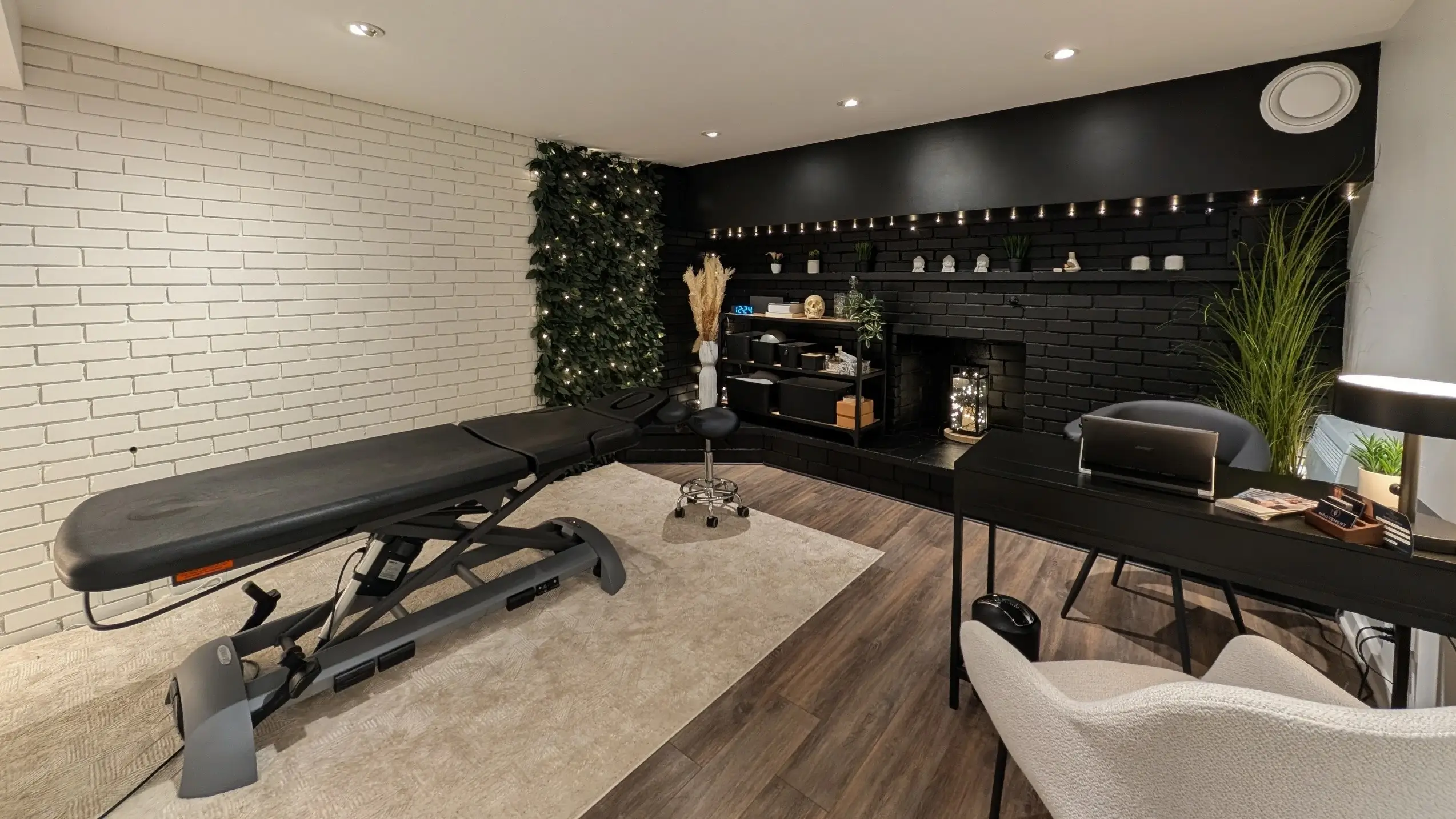 Salle de thérapie moderne et chaleureuse chez Mouvement Essĕre à Rosemère, équipée d'une table de massage professionnelle.